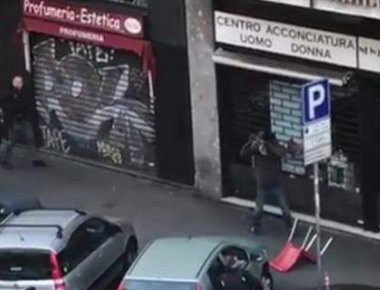 Τρόμος στο Μιλάνο: Aφρικανός βγήκε με μαχαίρια στο δρόμο απειλώντας να σκοτώσει